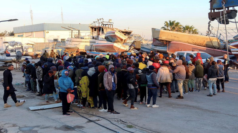 تونس توقف إمدادات الغذاء والمياه للمهاجرين الأفارقة.. وحملة مداهمات في صفاقس لاستهداف المهربين